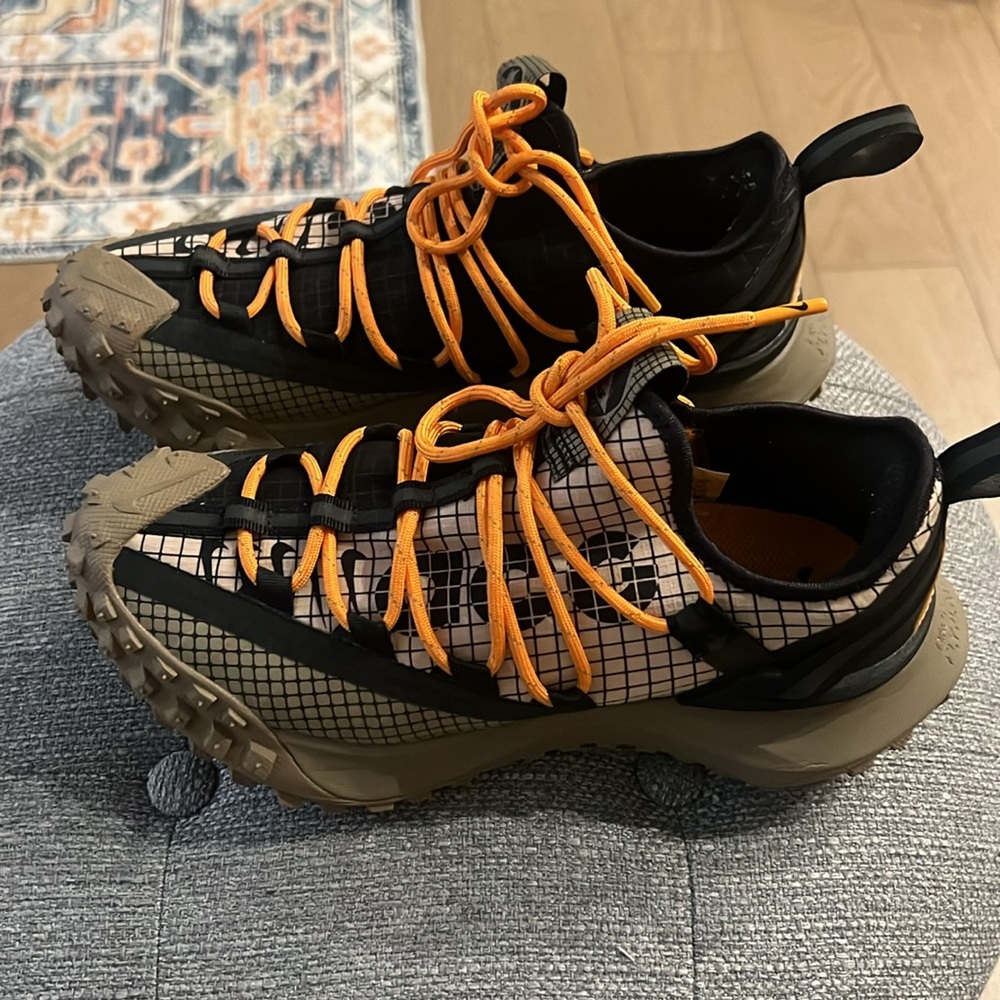 Nike ACG Mountain Fly Low
Fossil Stone Black